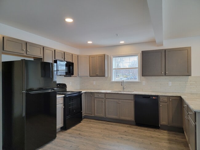 Building Photo - 173 Robert Cir
