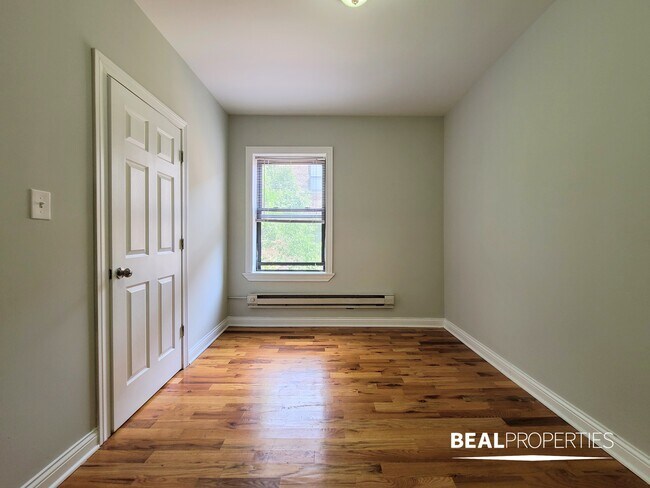 Foto del edificio - 3728 N Pine Grove Ave