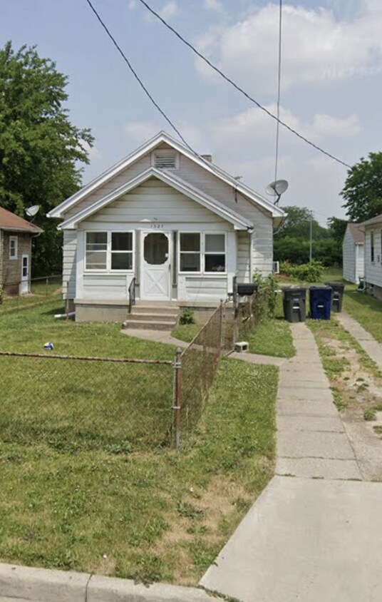 Primary Photo - 1327 Bronson Ave