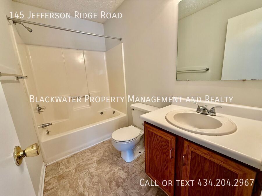 Foto del edificio - 145 Jefferson Ridge Rd