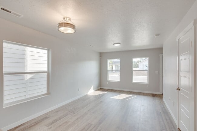 Building Photo - Beautiful, Modern 2 Bedroom Cottage Availa...