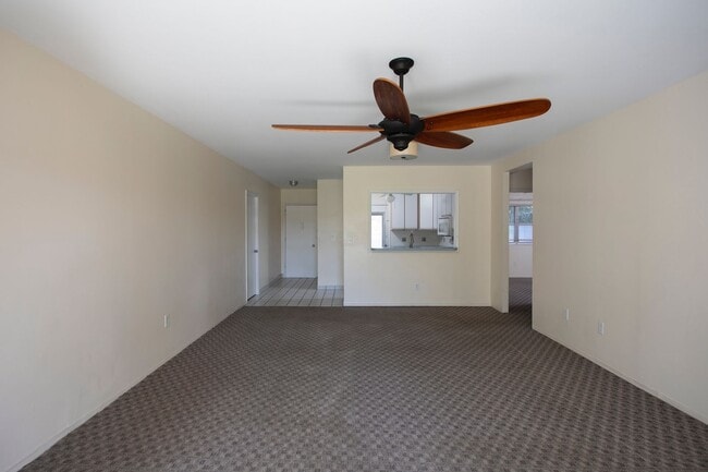 Foto del edificio - 3 Bedroom 2 Bathroom unfurnished Condo pool view