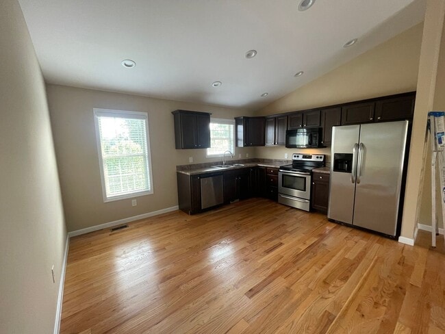 Building Photo - 2 bedroom/2 bath split level home in Johns...