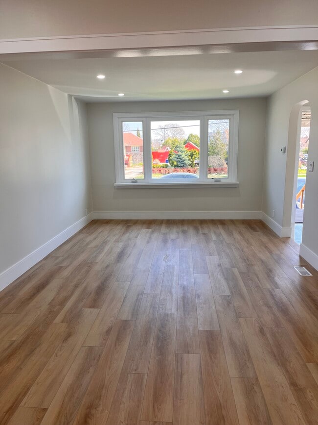 Building Photo - 206 Wilson Rd S