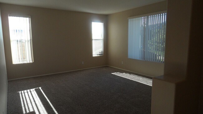 Foto del edificio - Single Story 4 BR 2.5 BA  Home On Cul-de-sac With 3 Car Attached Garage