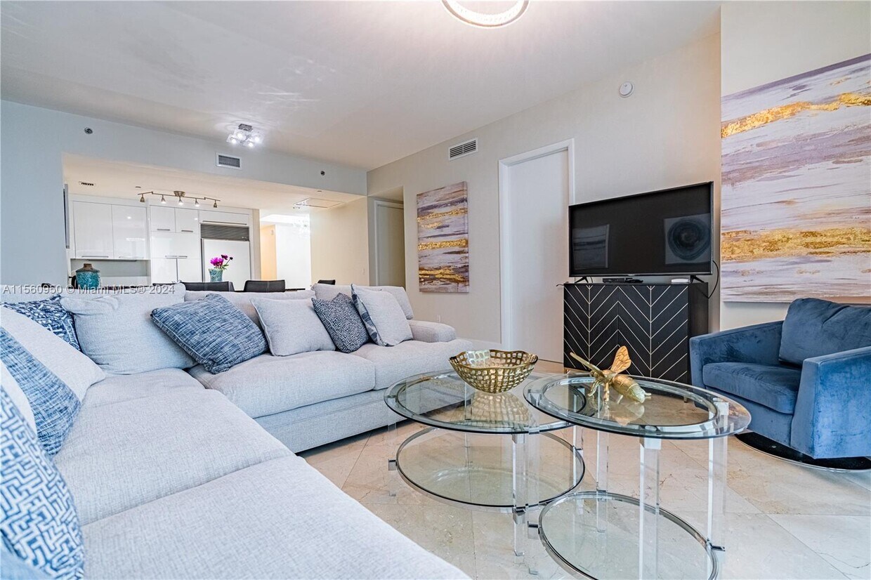Primary Photo - 16001 Collins Ave