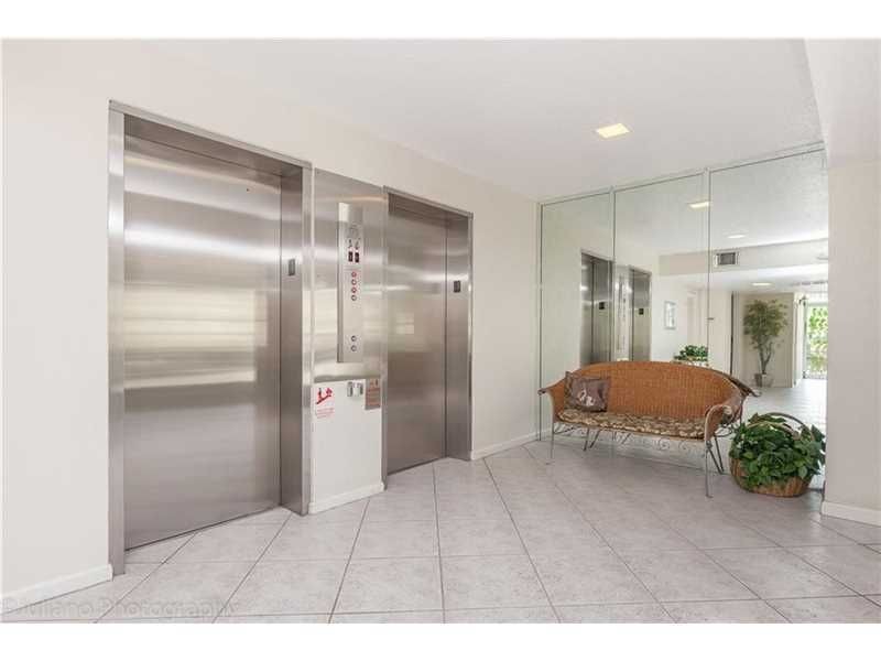 Building Photo - 3051 NE 48th St