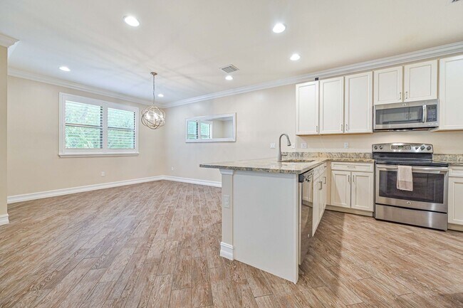 Foto del edificio - ** 3 Bedroom Townhouse with Garage!! AVAIL...