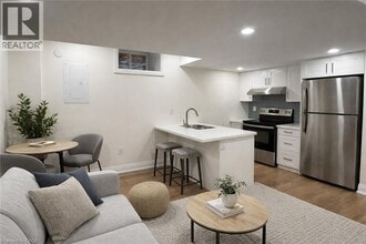 Building Photo - 187 Oak Ave