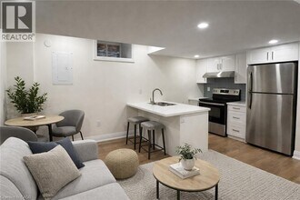 Building Photo - 187 Oak Ave