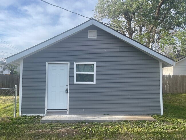 Building Photo - 706 S Forest St