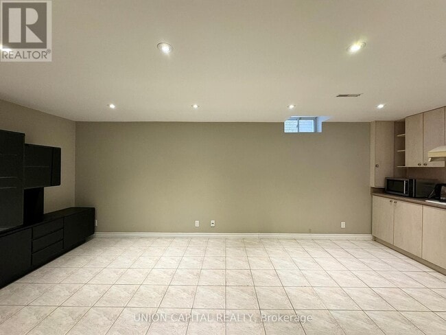Building Photo - 73 Manston Crescent