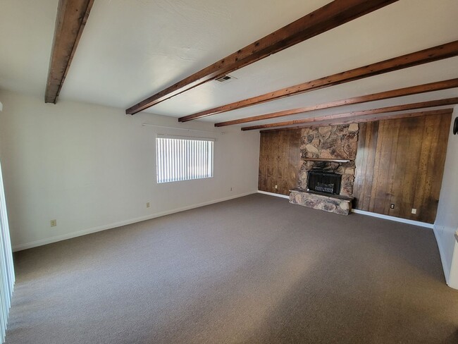 Building Photo - Beautiful 3 Bed, 3 Bath Home in El Centro!