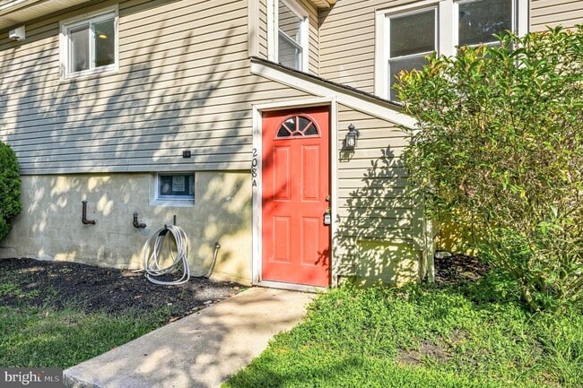 Building Photo - 208 Hartford Rd