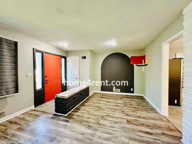 Building Photo - Beautiful Raytown Ranch. Wood Floors, Spac...