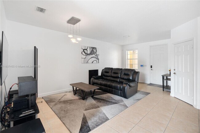 Foto del edificio - 8618 NW 113th Ct