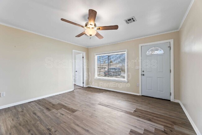 Foto del edificio - 921 W Midway St