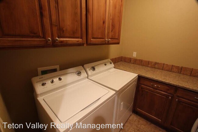 Building Photo - 3 br, 2 bath House - 715 Moraine Court #21