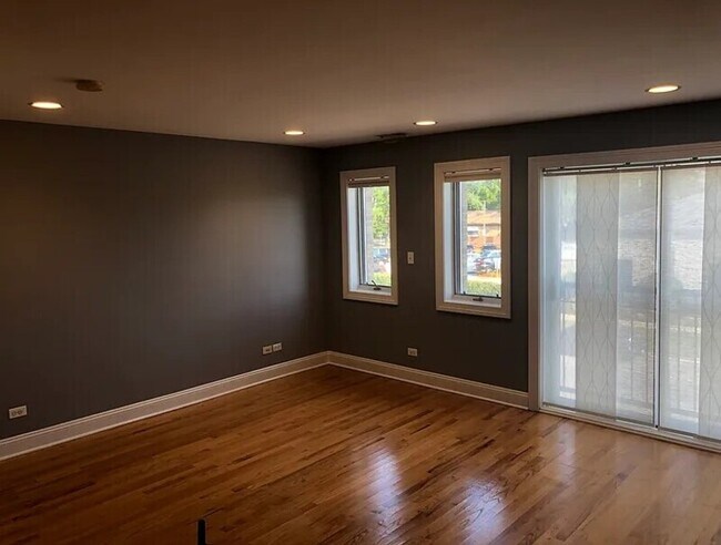 Foto del edificio - 7507 W Irving Park Rd
