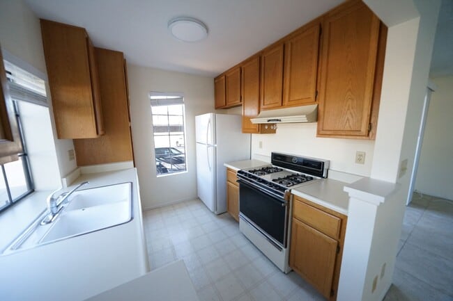 Building Photo - Showings Available NOW