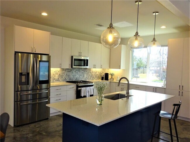 Building Photo - 602 W Odell St