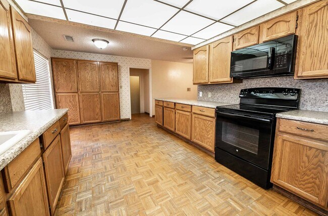Building Photo - Charming 6 Bedroom property for rent!
