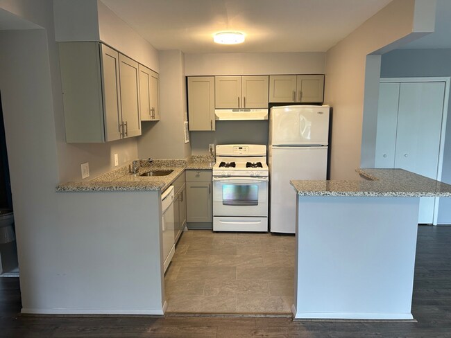 Photo - 12 S Van Dorn St Apartment