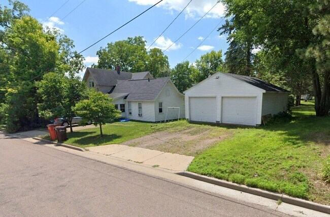Foto del edificio - 2 Bedroom, 1 Bathroom with Laundry & Off Street Parking - Available August 1st!