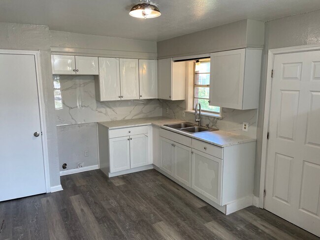 Building Photo - Gorgeous Remodeled 3 Bed Home