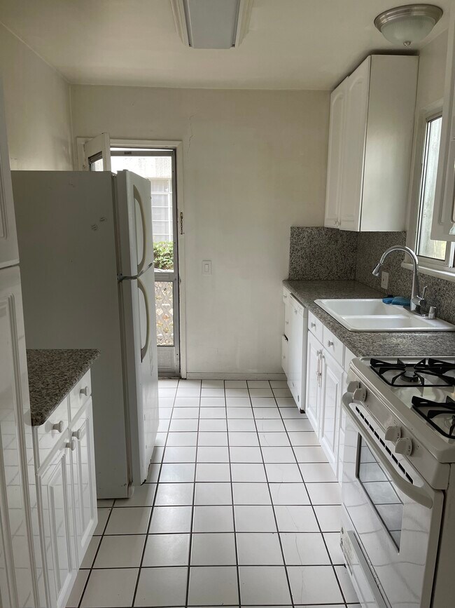 Kitchen - 16532 W Sunset Blvd