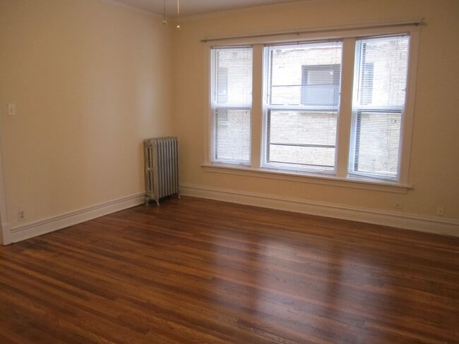 Interior Photo - 5440-42 N Winthrop Ave