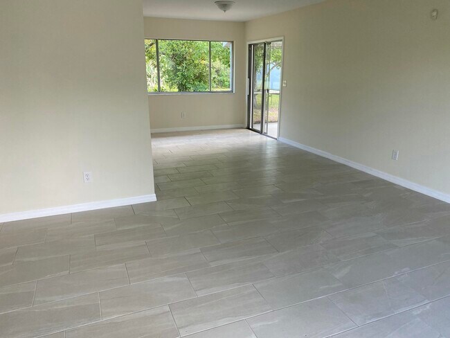 Foto del edificio - 255 SW Bridgeport Dr