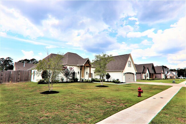 Building Photo - 8204 Royal Oaks Dr