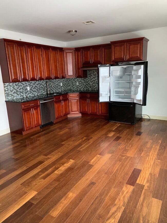 View Walking In - 33 Fuller Rd