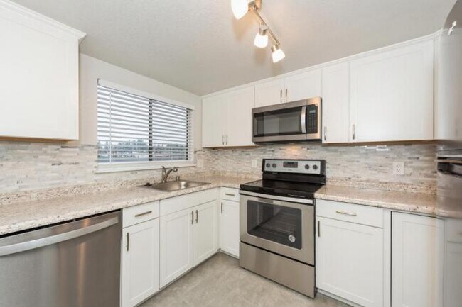 Building Photo - 2 bedroom in Kirkland WA 98034
