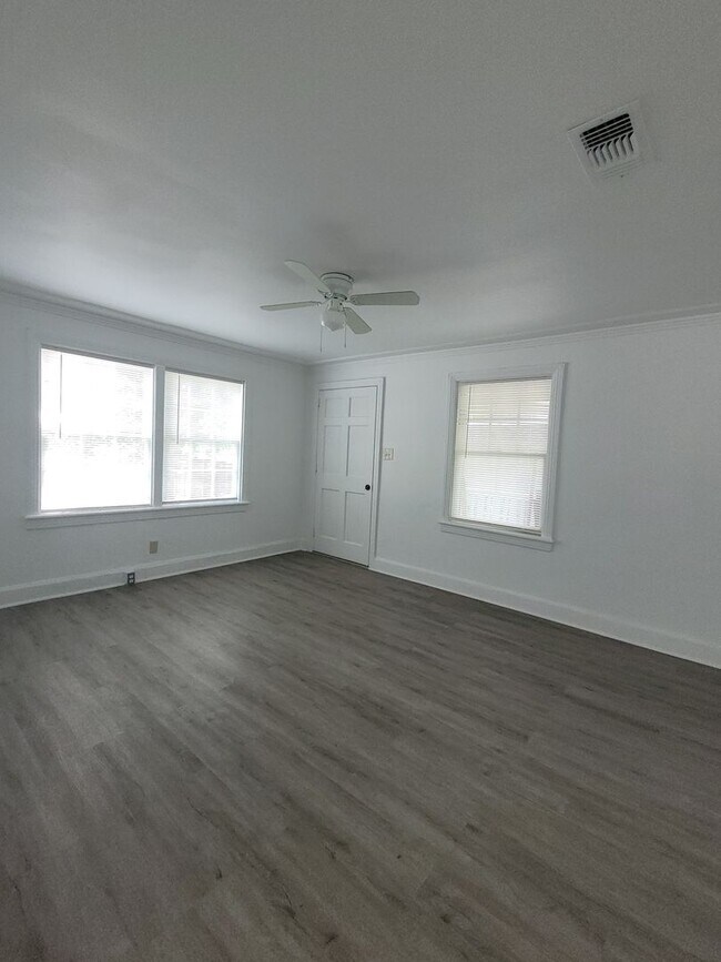 Building Photo - 4 BR 2BA