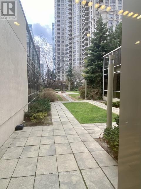 Photo du bâtiment - 3888 Duke of York Blvd
