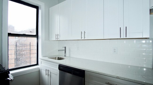 Building Photo - 530 Isham St