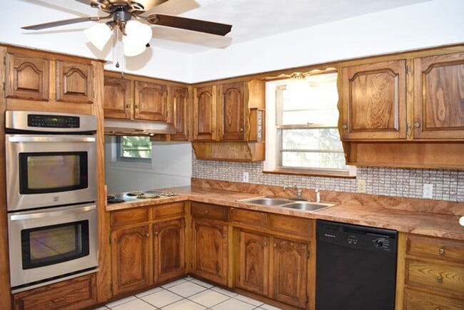 Building Photo - 612 Hillview Dr
