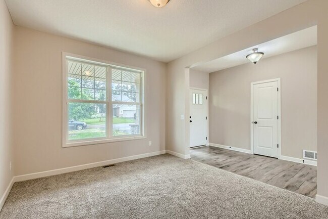 Foto del edificio - 16025 Uranimite Street NW, Ramsey, MN, 55303