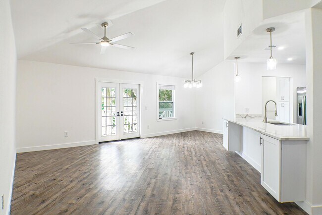 Building Photo - Beautifully renovated 3-bedroom, 2-bathroom home in North Fort Myers