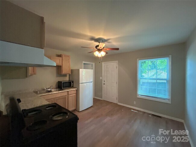 Foto del edificio - 2818 Ravencroft Dr