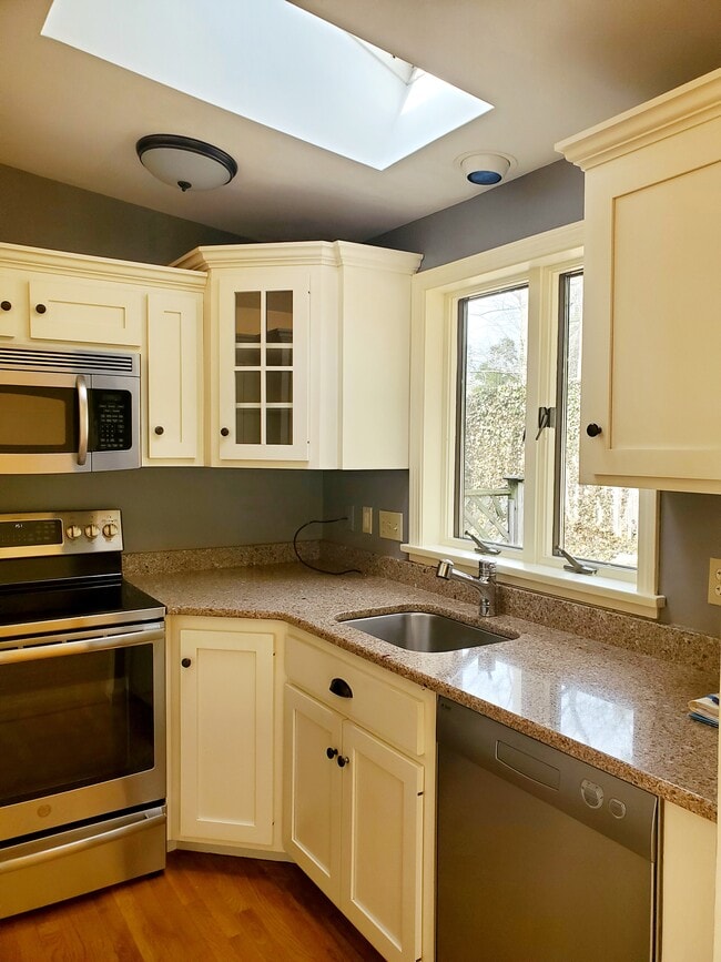 Building Photo - 25 Oakview Cir
