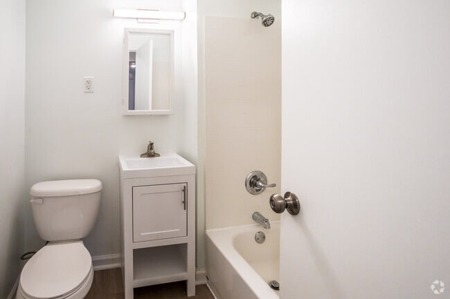 Photo - 2038 Southern Ave (Memphis, TN) Apartment