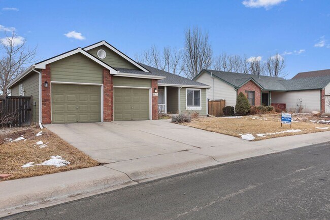 Building Photo - 3 Bedroom 2 1/2 Bath Ranch in West Fort Co...
