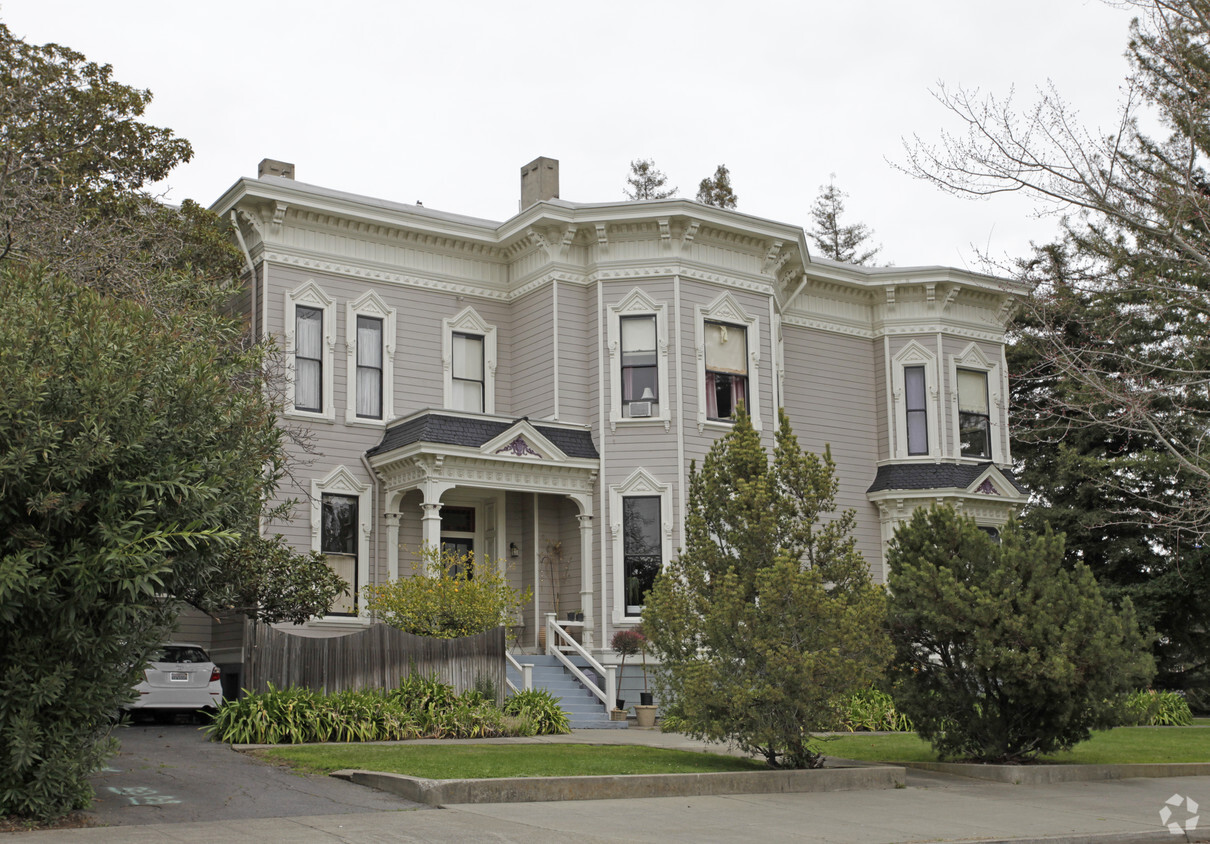 Primary Photo - Holden Mansion