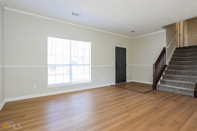 Foto del edificio - 6580 Eastbriar Dr