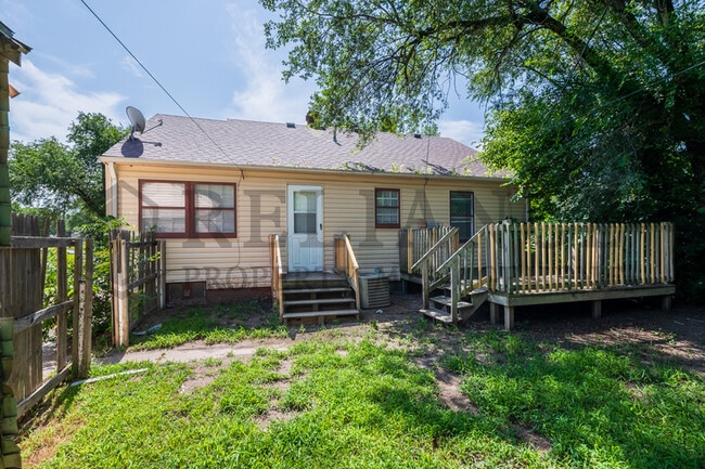 Building Photo - 1555 N Northeast Pkwy