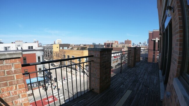 Foto del edificio - 1701 W Chicago Ave