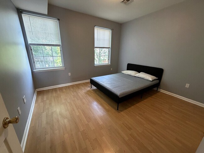 Foto del edificio - 372 Bramhall Ave